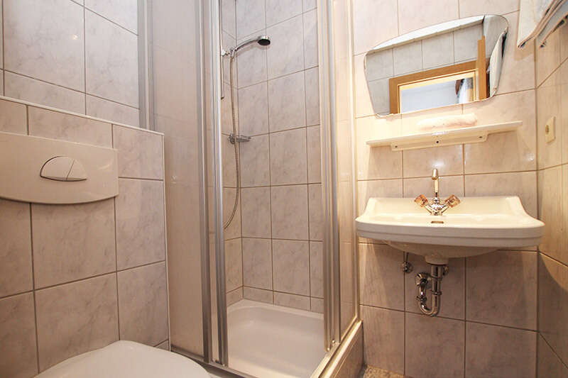 Zimmer 7 mit Badezimmer und Dusche